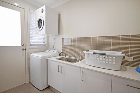 59 Banksia Avenue Coolum Beach Pet Friendly Linen Included 500 BOND - Darwin Holiday 1