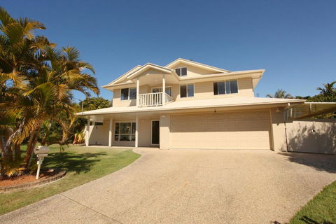 11 Dalmor Court Coolum Beach Pet Friendly Linen Supplied 500 BOND - Darwin Holiday 1