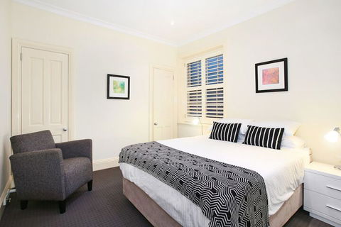 Art Deco In The Cul-de-Sac - Darwin Holiday 1