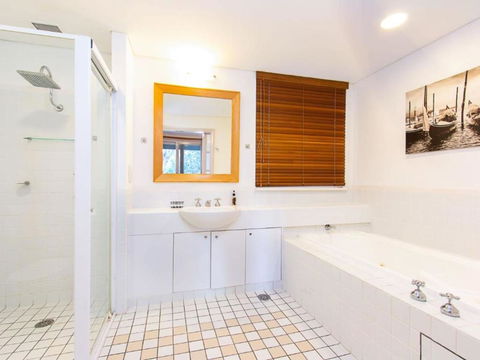 Villa Spa Executive 1br Burgundy Resort Condo Located Within Cypress Lakes Resort (nothing Is More Central) - Darwin Holiday 4