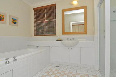 Villa Merlot Located Within Cypress Lakes - Darwin Holiday 5