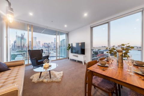 Arthouse 1144 - Darwin Holiday 0