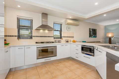 The Doggy Beach House At Salt - Darwin Holiday 4