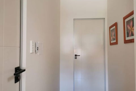 Serviced Waterfront Whole Villa - Darwin Holiday 3