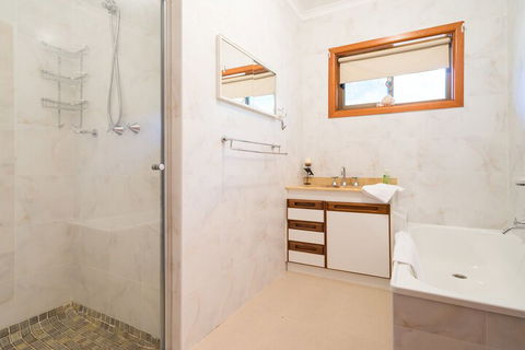 Loquat Hill - Darwin Holiday 2