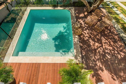 Castaway On Tallows - Darwin Holiday 7