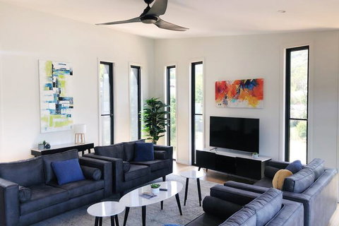 Mountain Mist Retreat 5 Bedroom - Darwin Holiday 4