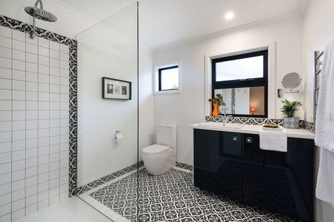 Trathen On Granville - Darwin Holiday 7