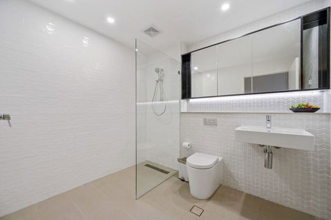 Peaceful Water Side Retreat With Huge Courtyard - Darwin Holiday 2