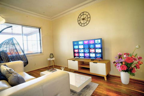 Wollongong Train Station Holiday House - Darwin Holiday 3