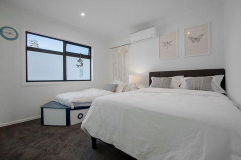 AUJOY 4 Bed Townhouse Burwood 2 - Darwin Holiday 4