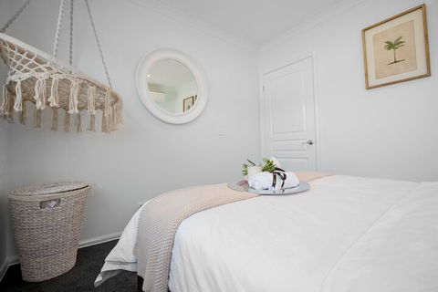 AUJOY 4 Bed Townhouse Burwood 2 - Darwin Holiday 5