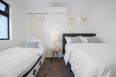 AUJOY 4 Bed Townhouse Burwood 2 - Darwin Holiday 6