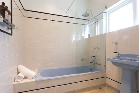 Deco Beach Luxury Apartments - Darwin Holiday 7