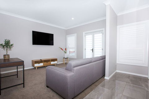 Best Central Wagga Townhouse - Darwin Holiday 1