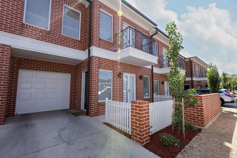 Best Central Wagga Townhouse - Darwin Holiday 2