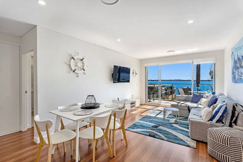 The Shoal Apartments Unit 504 / 4 8 Bullecourt Street - Darwin Holiday 2