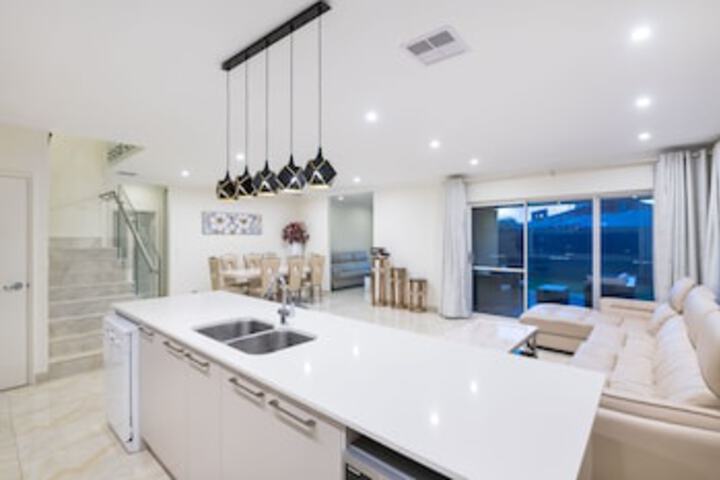 Balcatta WA Darwin Holiday