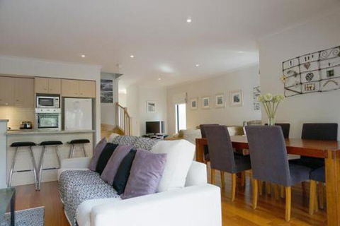 Sea Pup - Darwin Holiday 0