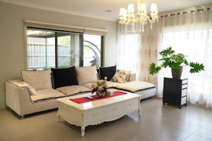 Williams Landing VIC Darwin Holiday