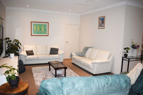 Large House With Pool - Darwin Holiday 3