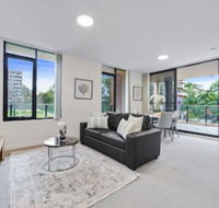 HomeHotel Walking Distance to Train  Westfield - Darwin Holiday