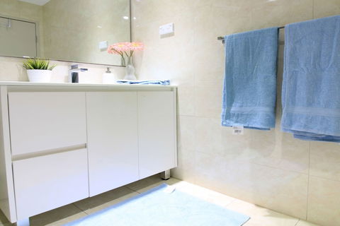 Stylish Apartment Near Airport & Station - Darwin Holiday 2