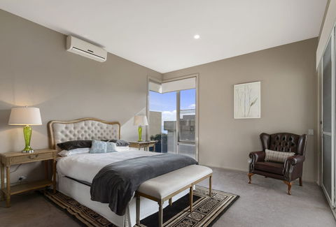 Grossard Point The Lighthouse Ventnor - Darwin Holiday 2