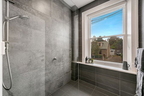 City Retreat Hobart - Darwin Holiday 1