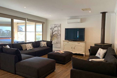 Grand Gippsland Home Sleeps Up To 28 - Darwin Holiday 7