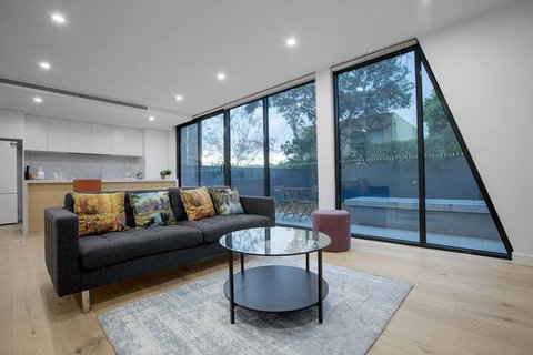 106 Modern Prestige 3 Storey New Establishment - Darwin Holiday 5