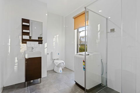 HomeHotel Cozy Duplex In Serene Suburb - Darwin Holiday 1
