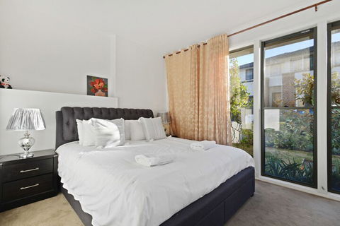 HomeHotel Cozy Duplex In Serene Suburb - Darwin Holiday 5