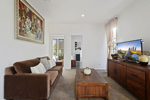 HomeHotel Cozy Duplex In Serene Suburb - Darwin Holiday 4