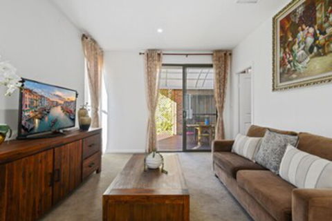 HomeHotel Cozy Duplex In Serene Suburb - Darwin Holiday 0