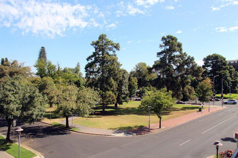 Adelaide CBD Apartment - 3BR, 2Bath & Carpark - Darwin Holiday 0