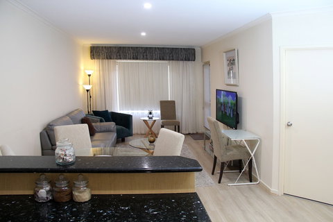 Adelaide CBD Apartment - 3BR, 2Bath & Carpark - Darwin Holiday 6