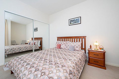 Spacious 1-Bedroom Apartment With Parking - Darwin Holiday 1