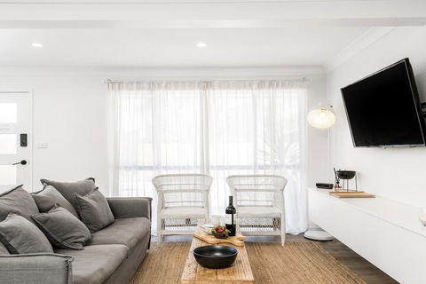 The Den - Darwin Holiday 2