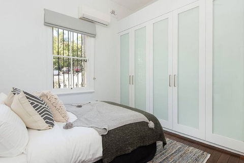 Historic 1890s House With Terraced Backyard Deck H346 - Darwin Holiday 1