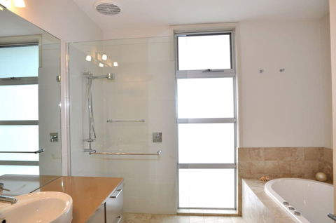 LA MER Centrally Located Free Wifi - Darwin Holiday 6