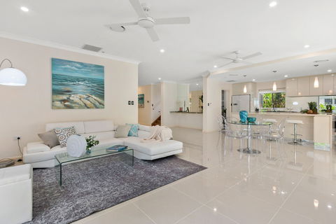 Luxury Living On The Beachfront - Darwin Holiday 3