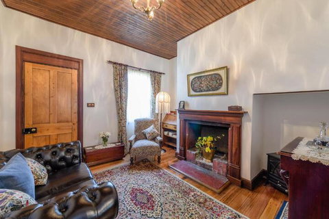 Sargeants & Armoury Cottages 1823 - Darwin Holiday 5