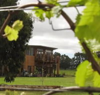 Bettenay Loft Spa Apartment  Lakeview Chalets - Darwin Holiday