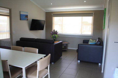 The Bowlo Holiday Cabins - Darwin Holiday 7