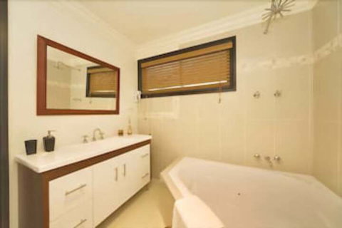 Top Of The Range Retreat - Darwin Holiday 3