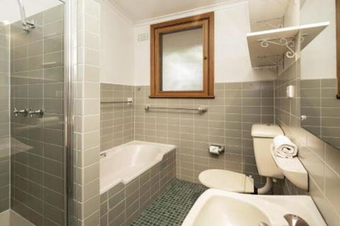 Alpine House Views Over Lake Jindabyne & The Snowy Mountains - Darwin Holiday 3