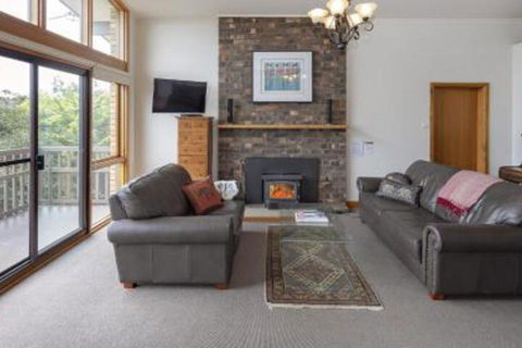 Alpine House Views Over Lake Jindabyne & The Snowy Mountains - Darwin Holiday 4