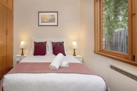 Alpine House Views Over Lake Jindabyne & The Snowy Mountains - Darwin Holiday 2