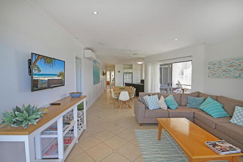 Unit 2 Beach Gallery 9 Andrew Street Point Arkwright 500 BOND LINEN SUPPLIED - Darwin Holiday 6